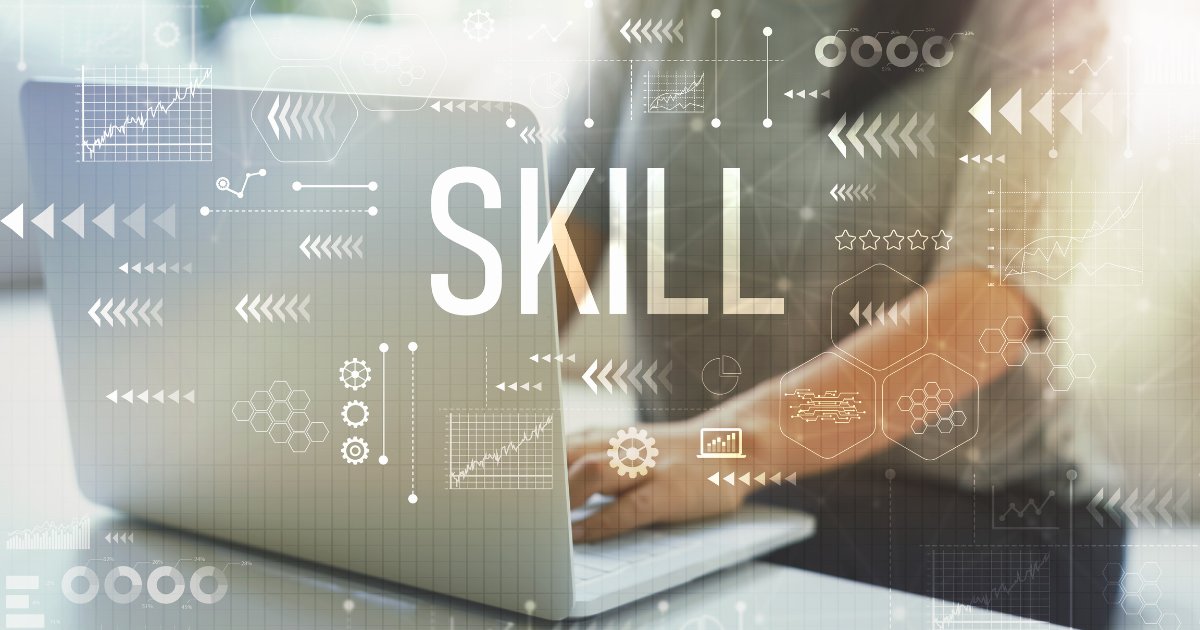 Ordinateur portable et graphiques évoquant l'analyse des compétences professionnelles